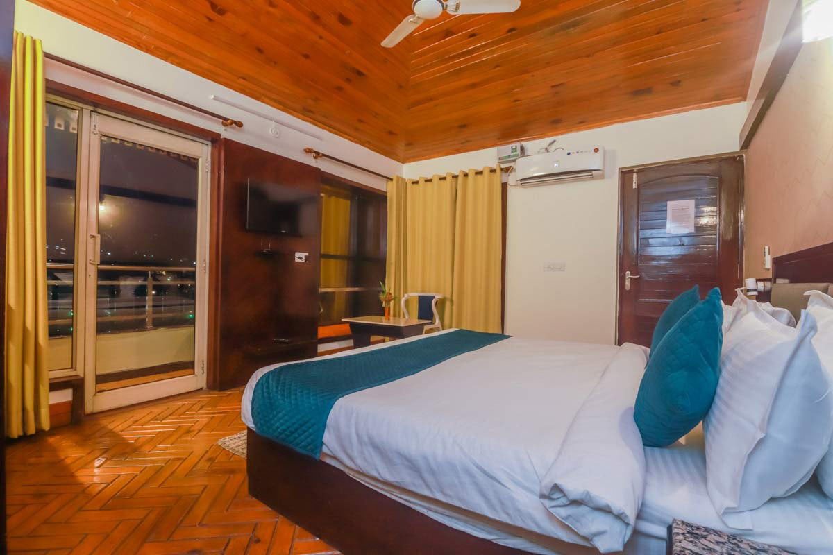 Super Deluxe Lake View Room - The Tal Paradise Bhimtal